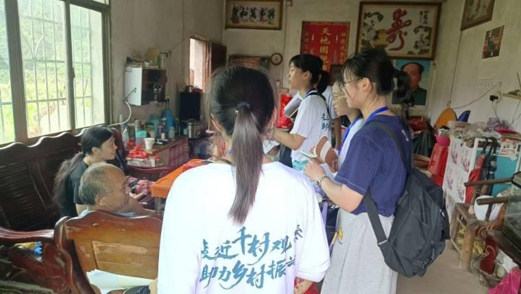 “三人小组”研究团队在平江县丽江村开展调研活动