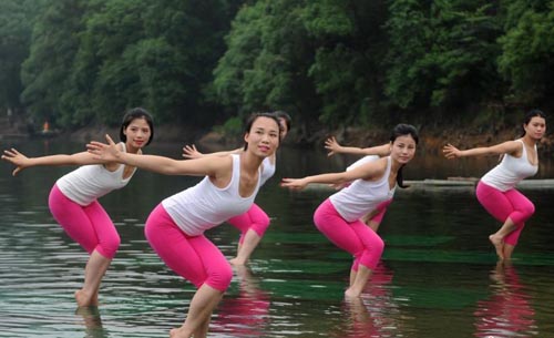 长沙美女上演水上瑜伽,各种高难度瑜伽动作