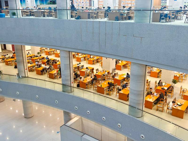 读者在湖北省图书馆内阅读学习