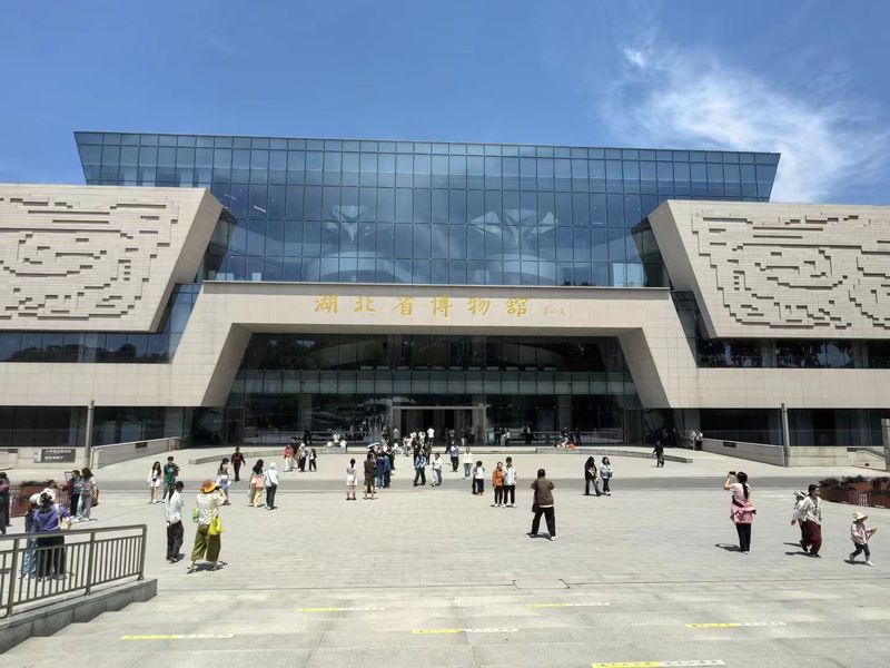 图为湖北省博物馆馆前广场,游客陆续进入场馆参观