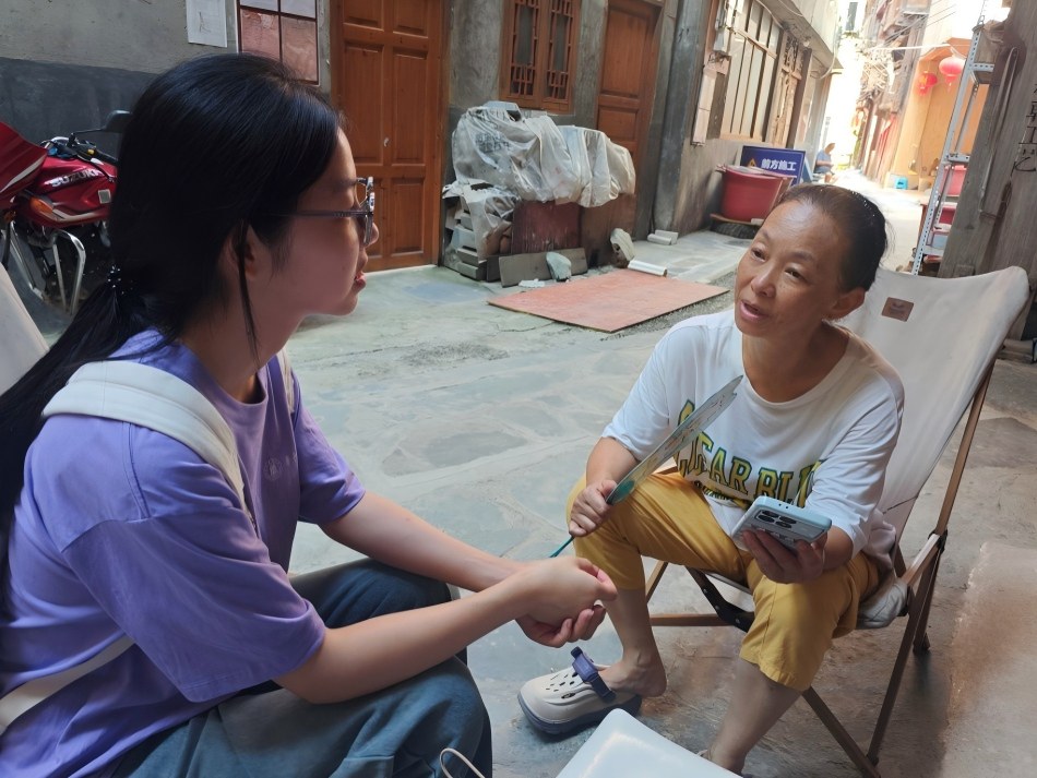 团队成员与本地老党员面对面沟通