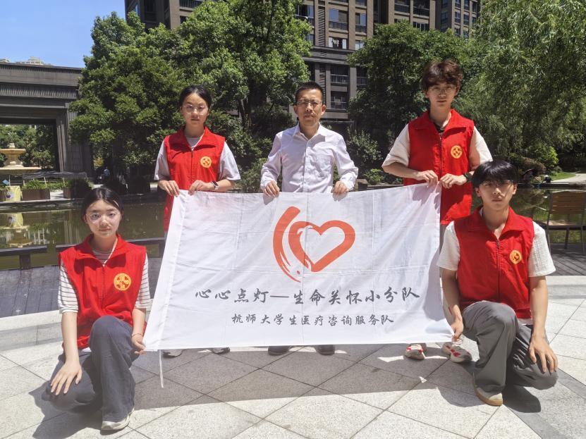 点灯人们与章叔叔合影