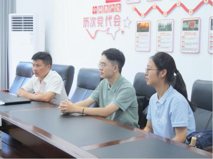 �Ӻ�ɫ��������ҵһ�ߣ��人��ѧѧ�Ӹ�����ʵ������